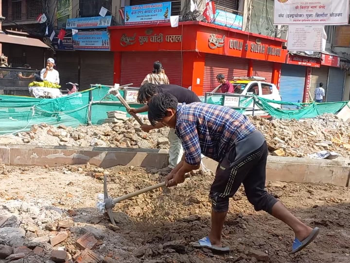 भाेट हाल्ने रहर दबाएर इन्द्रचोकमा बेल्चा चलाइरहेकाहरू- ऋणको भारी बोकेर गाउँ कसरी फर्किनु ?